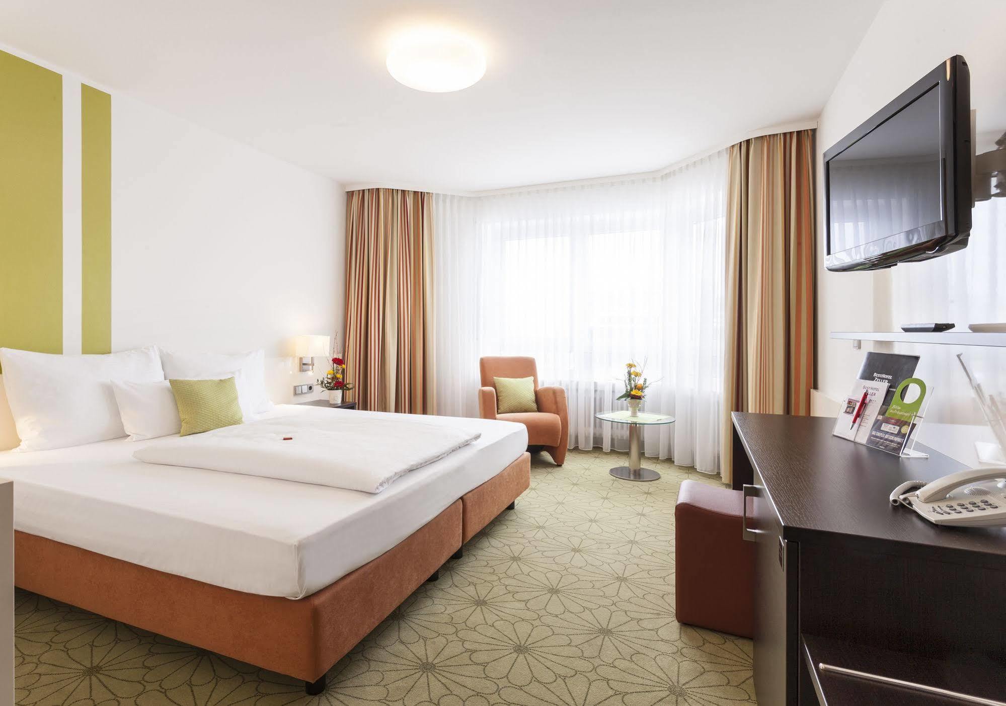 Zeller'S Quartier Hotel Koenigsbrunn Exterior photo